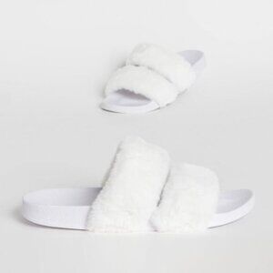 Wild Diva Lounge | White Fuzzy Slippers House Shoes | Size 6